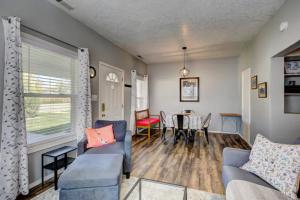 Χώρος καθιστικού στο Red Bench Cottage Ideal location near parks, trails, skiing, hiking, biking, shopping extended stays welcome