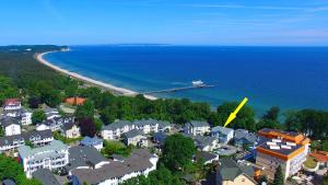 eine Luftaufnahme einer Stadt am Meer in der Unterkunft Wohnung 5 Haus Borgwardt in Göhren