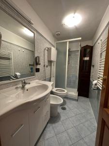 Ett badrum på Karina Suite