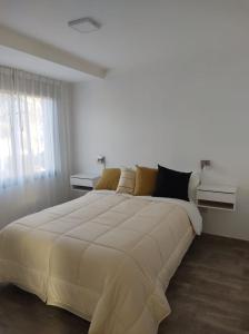 メンドーサにあるUMMA Mendozaの白いベッドルームの大きな白いベッド