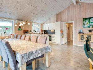 eine Küche und ein Esszimmer mit Tisch und Stühlen in der Unterkunft 10 person holiday home in Fårevejle-By Traum in Fårevejle