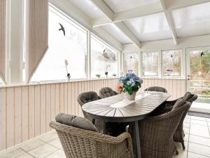 ein Esszimmer mit Tisch und Stühlen in der Unterkunft 10 person holiday home in Fårevejle-By Traum in Fårevejle
