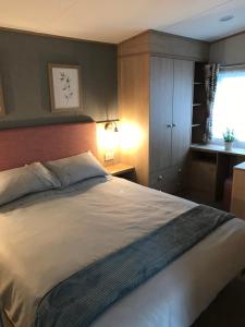 a bedroom with a large bed and a window at The Roecliffe in Downton