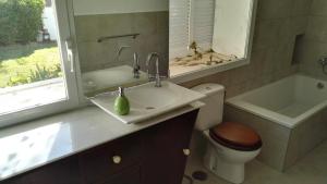 y baño con lavabo, bañera y aseo. en Calle Anibal 37., en Chiclana de la Frontera