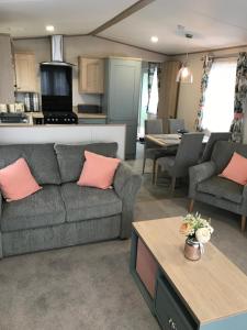 ein Wohnzimmer mit einem Sofa und einem Tisch in der Unterkunft The Roecliffe in Downton
