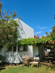 a white house with two chairs and a table at Calle Anibal 37. in Chiclana de la Frontera