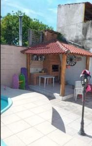 un pabellón con mesa y mesa de picnic en Casa com piscina Laranjal, en Pelotas