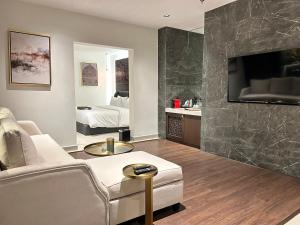 Tajreed Suites في الرياض: غرفة معيشة مع أريكة وسرير