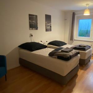 2 camas individuales en una habitación con ventana en Osthafen III en Berlín