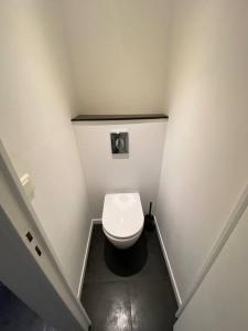 un aseo blanco pequeño en un baño pequeño en Apartment in hyper center - 3 bedrooms en Arles