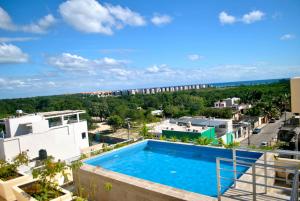 Ein Blick auf den Pool von der Unterkunft Hotel Punta Esmeralda oder aus der Nähe