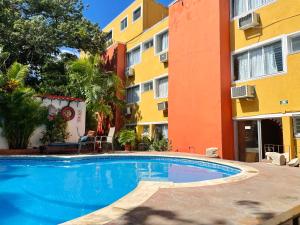 una piscina frente a un edificio en Suites Cancun Center, en Cancún