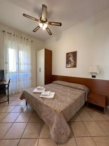 ローマにあるKarina Suiteのベッドルーム1室(ベッド1台、シーリングファン付)