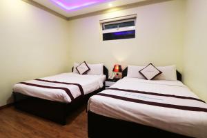 Rúm í herbergi á Hoa Dat Da Lat Hotel