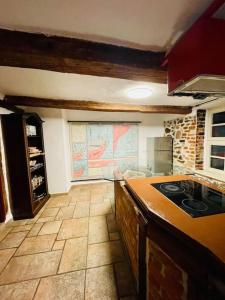 a kitchen with a counter and a stove top oven at Helles Zweibettzimmer Nahe Magdeburg in Barleben