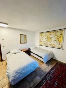 a bedroom with two beds and a rug at Helles Zweibettzimmer Nahe Magdeburg in Barleben
