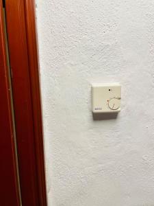 a white electrical outlet on a white wall at Helles Zweibettzimmer Nahe Magdeburg in Barleben