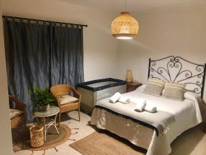 a bedroom with a bed and a piano in it at Tranquila casa rural en el centro de Fuerteventura in Valles de Ortega