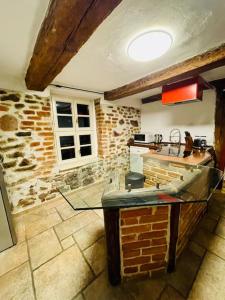 a kitchen with a glass counter in a brick wall at Zweibettzimmer mit eigenem Bad in Barleben