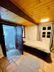 a bedroom with a bed and a bathroom with a toilet at Zweibettzimmer mit eigenem Bad in Barleben