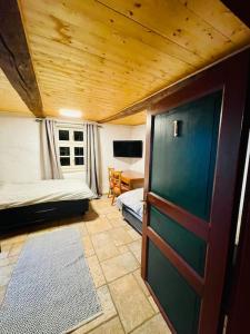 a room with two beds and a wooden ceiling at Zweibettzimmer mit eigenem Bad in Barleben