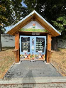 ein kleiner Kiosk auf einem Feld mit in der Unterkunft Zweibettzimmer mit eigenem Bad in Barleben