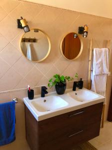 a bathroom with two mirrors and a sink at Tranquila casa rural en el centro de Fuerteventura in Valles de Ortega