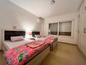 Tempat tidur dalam kamar di Luxury Inn 3BR Amazing view in Madinaty B2