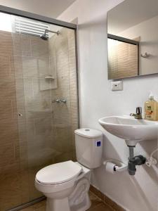 un bagno con wc, lavandino e doccia di Apartamento tranquilo, nuevo y central a Rionegro