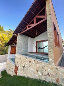 uma casa moderna com piscina em De Olho no Mar A única pousada de frente para o mar em Paracuru em Paracuru