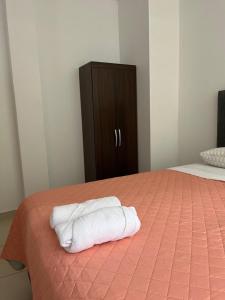 sypialnia z 2 białymi ręcznikami na łóżku w obiekcie Apartamento en Ica 2 w mieście Ica