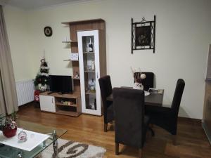 een woonkamer met een tafel en een kerstboom bij Apartman Mali Raj in Vrnjačka Banja
