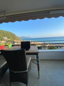 Balcony o terrace sa Daydream Seaview Deluxe Home 152 by New Era in Glyfada beach Corfu