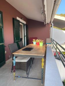 グリファダにあるDaydream Seaview Deluxe Home 152 by New Era in Glyfada beach Corfuの鉢植えの植物が2本あるバルコニーのテーブル +18枚の写真
