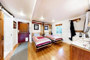 Ένα ή περισσότερα κρεβάτια σε δωμάτιο στο Lake Wooten Cabin +20 φωτογραφίες