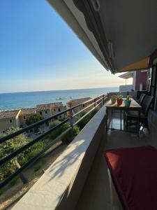 グリファダにあるDaydream Seaview Deluxe Home 152 by New Era in Glyfada beach Corfuの海の景色を望むバルコニー(テーブル付)