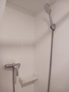 リスボンにあるAppartement Lisbonne Estrelaのバスルーム(シャワー、シャワーヘッド付)が備わります。
