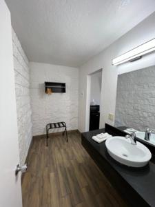 een badkamer met een witte wastafel en een zwart aanrecht bij Motel 6-Orange, CA - Anaheim in Anaheim