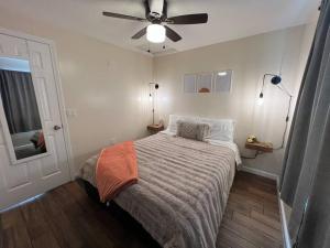 ウィッティアにあるLa Casita de Whittier, Private Unit w/patio area, Disney, Biola, Knottsのベッドルーム1室(ベッド1台、シーリングファン付)