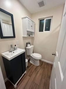 ウィッティアにあるLa Casita de Whittier, Private Unit w/patio area, Disney, Biola, Knottsの白いトイレと洗面台のあるバスルーム +32枚の写真