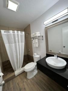 łazienka z toaletą i umywalką w obiekcie Motel 6-Orange, CA - Anaheim w mieście Anaheim