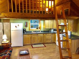 Fotografie z fotogalerie ubytování Cozy Log Cabin In Pristine Nature v destinaci Nelson