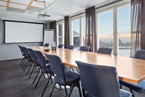 uma grande sala de conferências com uma mesa longa e cadeiras em Stoten Ski Hotel em Stöten