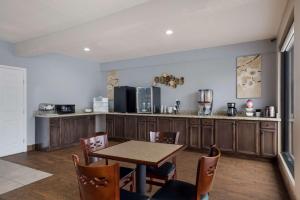 une cuisine avec une table, des chaises et un comptoir dans l'établissement SureStay Hotel Laredo by Best Western, à Laredo