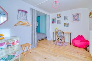 Habitación con 1 dormitorio con escritorio y silla. en "Offre Grand Bal Masqué" Spacieux Duplex vitaminé en Jouy-en-Josas