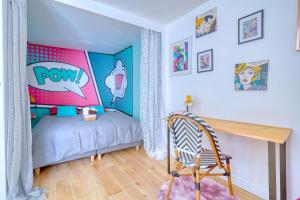 a small bedroom with a bed and a desk at Confort et Nature, Duplex Idéal à Jouy-en-Josas, Parking gratuit, 25 mn orly, 10 mn Versailles in Jouy-en-Josas