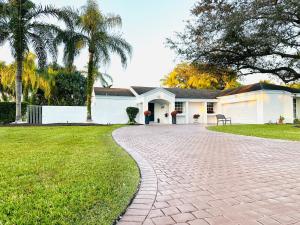 una entrada de adoquines frente a una casa blanca en Home in Miami, en Miami