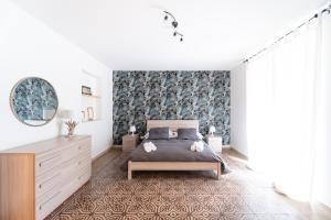 una camera con un letto e una grande finestra di Historic Center Apartment - Catania Stays a Catania