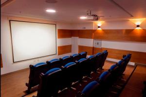 a large room with chairs and a projection screen at Habitación privada con hermosa vista de Barranco in Lima