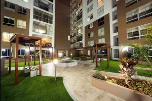 un patio en un gran edificio de apartamentos por la noche en Habitación privada con hermosa vista de Barranco, en Lima